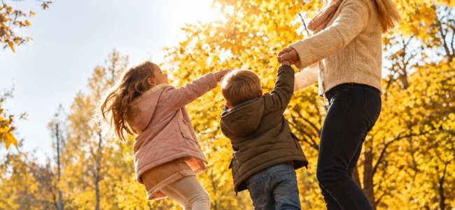 Mutter mit 2 Kindern auf Gut Holmecke Mutter-Kind-Kur 2026 im Herbst