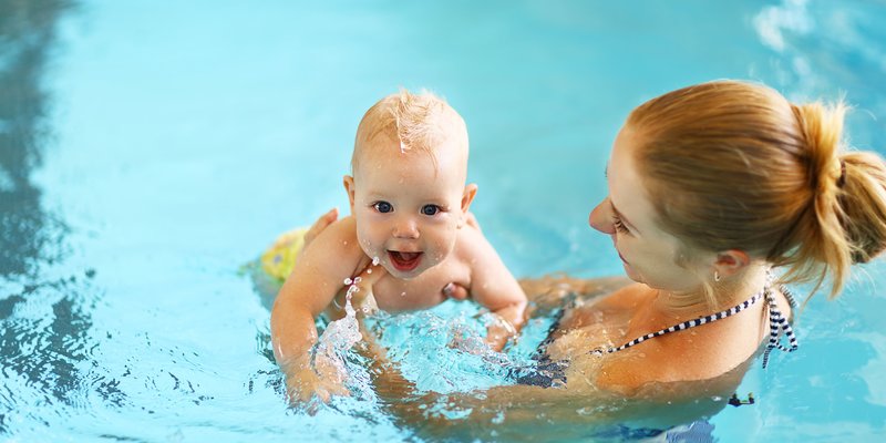 Ein fröhliches Baby mit seiner Mama im Schwimmbad von UNIVITA Gut Holmecke
