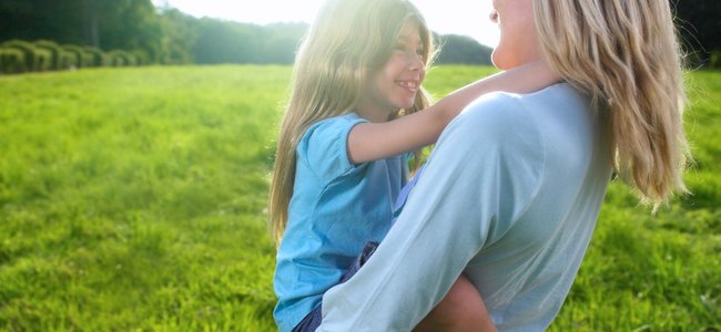Mutter mit Kind auf Wiese von UNIVITAGut Holmecke in einer Sommerferien Kur 2026