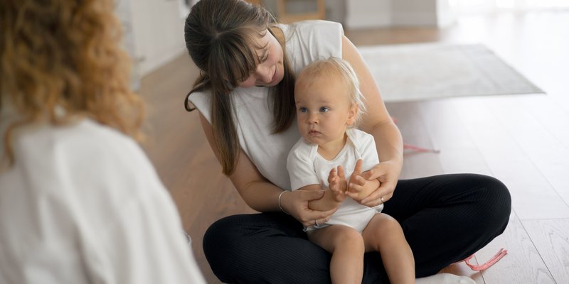 Mutter mit Kleinkind auf dem Schoss im Entspannungsraum