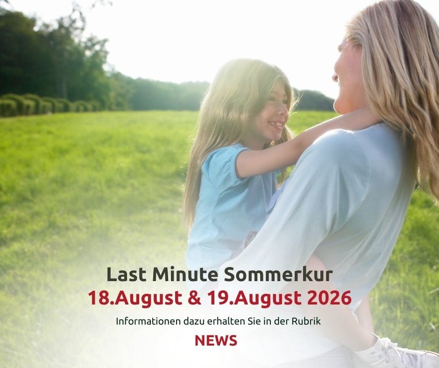 Mutter mit Kind auf der Wiese von Gut Homecke im Sommer 