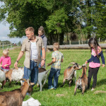 Angebot der Kinderbetreuung auf Gut Holmecke: Ziegen besuchen